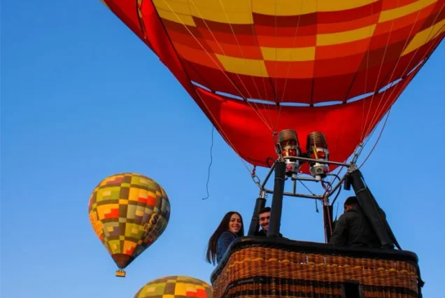 pareja abrazada globo teotihuacan