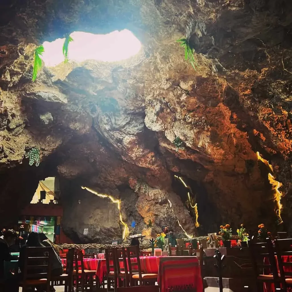 La luz natural entra por la claraboya de roca volcánica y alumbra el comedor del restaurante La Cueva en Teotihuacán