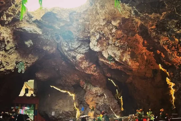 La luz natural entra por la claraboya de roca volcánica y alumbra el comedor del restaurante La Cueva en Teotihuacán